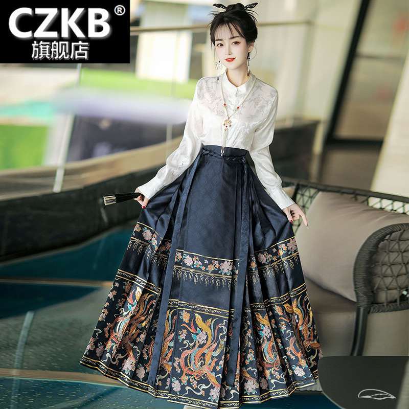 明制汉服女织金妆花春款成人马面