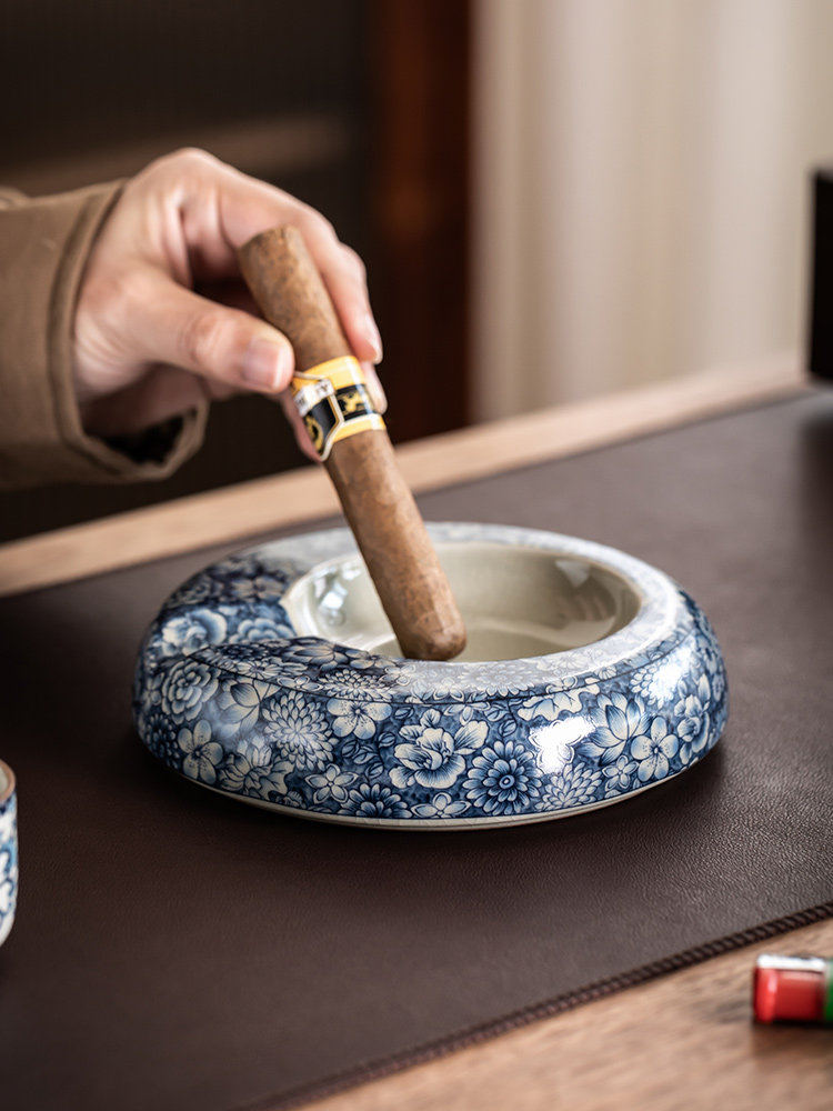 粘土蓝色和白色的烟灰缸与盖，以防止灰烬飞行创意经典大气客厅家