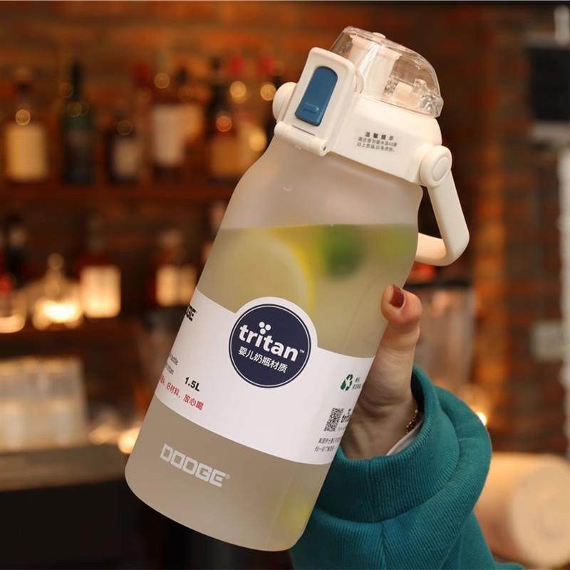 德系大容量运动水杯女生夏季tritan水壶2000ml吸管杯子男生吨吨桶