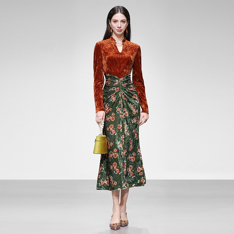 2024秋冬季新款气质V领链条装饰G丝绒印花拼接褶皱收腰连衣裙