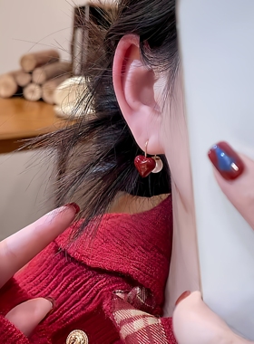 爱心珍珠耳钉2026新款爆款高级感耳环漂亮独特巨好看小众红色耳饰