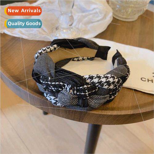 Fall winter retro designer  Wide side high cranial top tempe