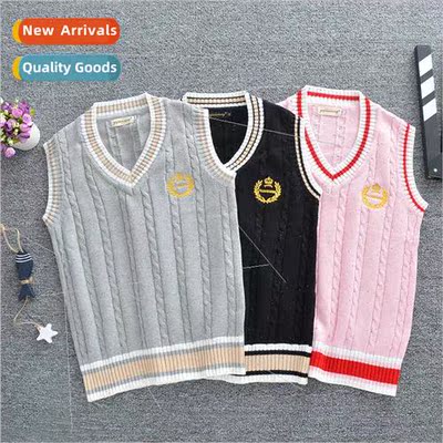New college Brish JK unim embroidery crown V-neck undershirt