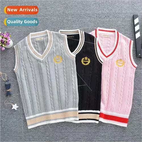 New college Brish JK unim embroidery crown V-neck undershirt