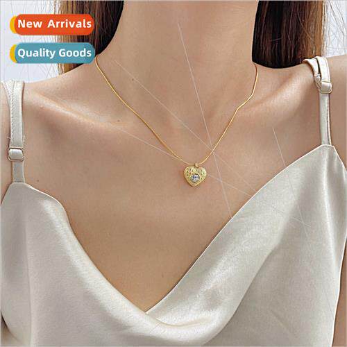 Europe fashion ins textured love heart tanium steel collarbo