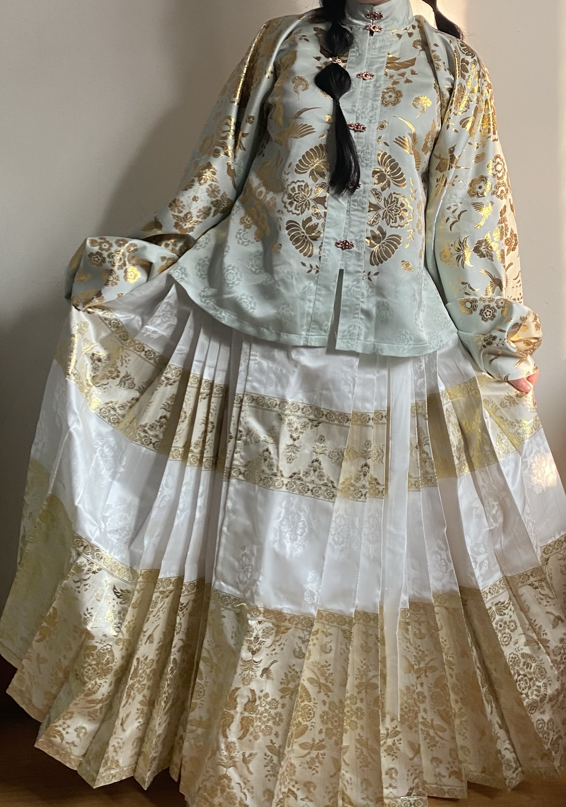 大明贵妇飞鸟长歌明制织金套装六米摆百褶马面裙和立领琵琶袖短袄
