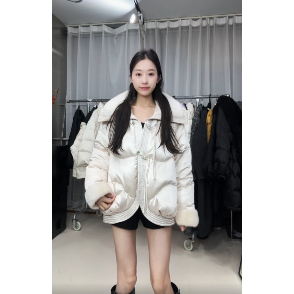 1120芬达  26号 bu退换 价格599         衣长      胸围