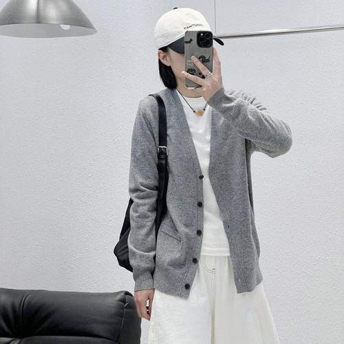 小标刺绣百搭V领全羊毛开衫