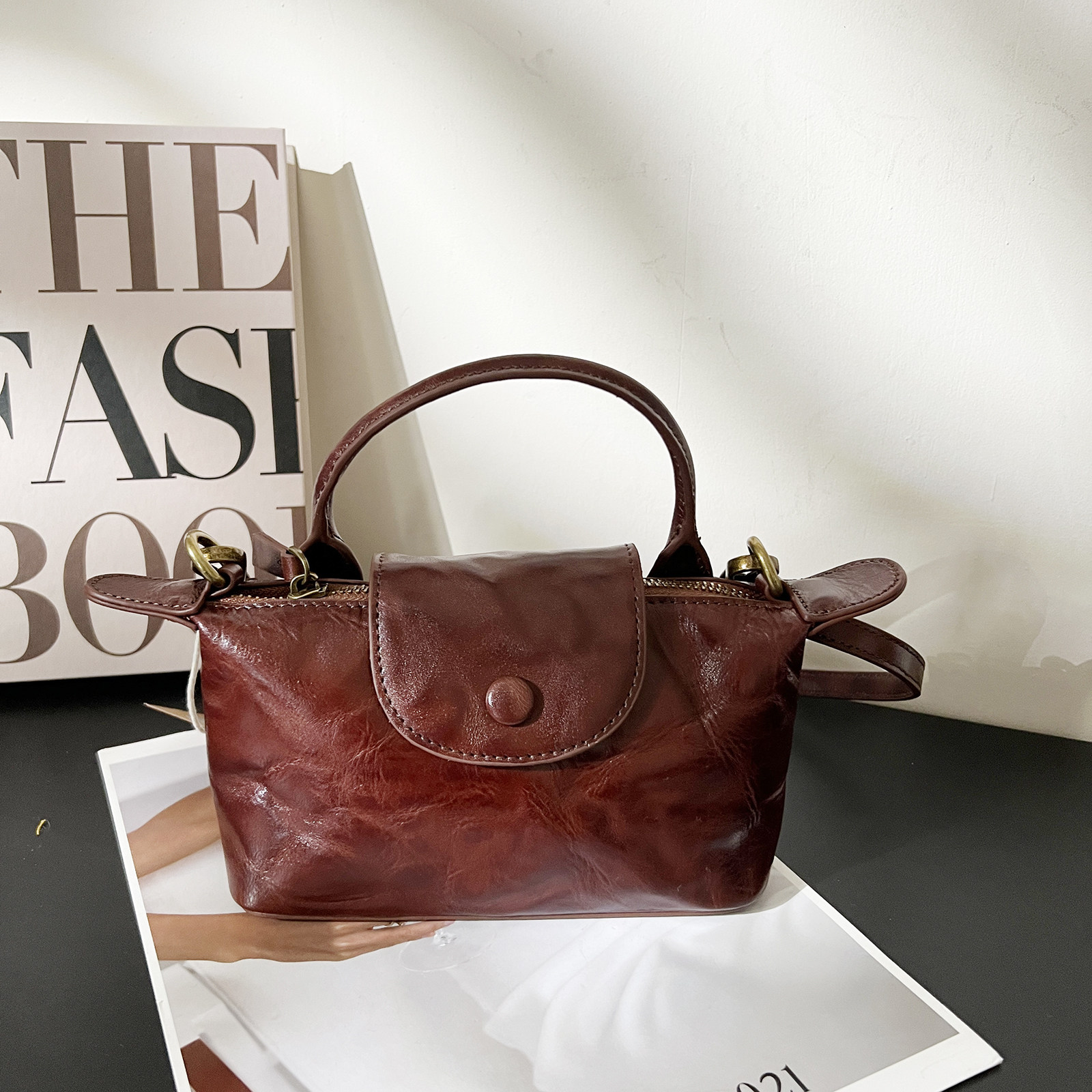 4.14 XJ-6763进口手捏纹牛皮手提斜挎女士小包包