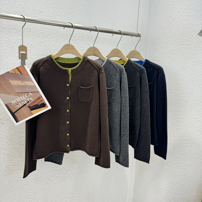 小口袋撞色领全羊毛开衫