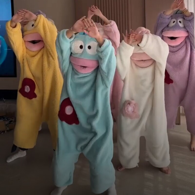 新款丑鱼连体睡衣女珊瑚绒加厚保暖冬季卡通大嘴鱼搞怪睡袍加大码