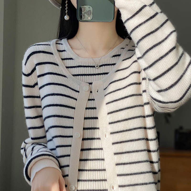 秋冬新款羊绒开衫女圆领针织条纹外搭毛衣休闲百搭吊带外套两件套