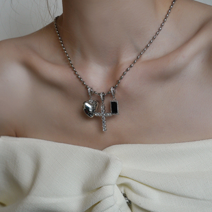 甜酷满钻十字架爱心吊坠项链女轻奢高级感小众锁骨链2026新款颈链