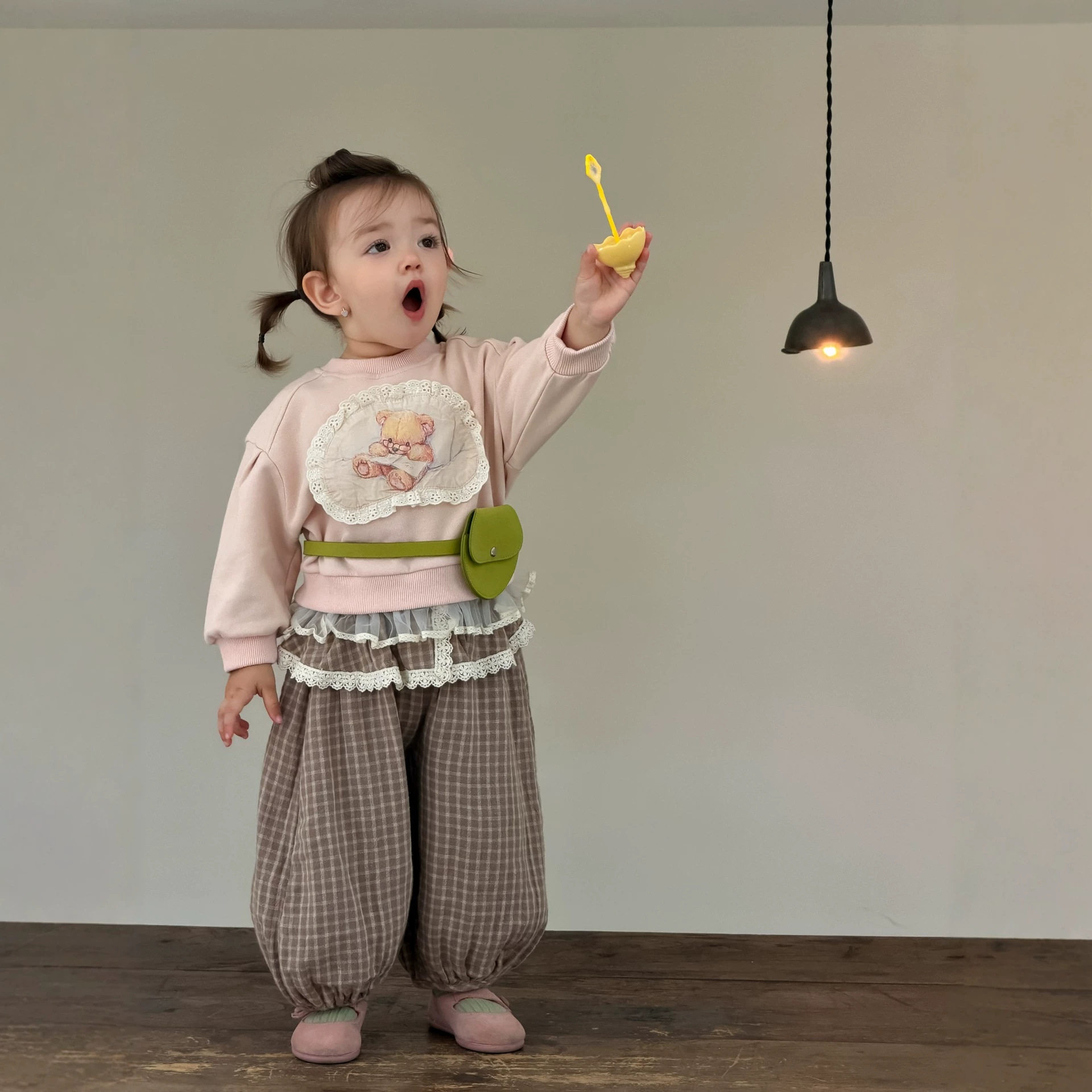 儿童服装2026新款宝宝秋款衣服韩版童装女童贴布卫衣格子长裤套装