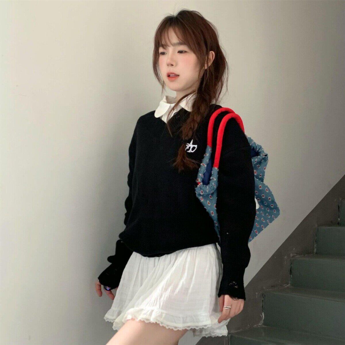 法式休闲风不规则破坏感V领刺绣黑色毛衣叠穿白衬衫两件套