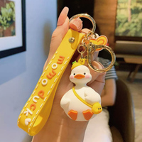 momo鸭钥匙扣精致女情侣款书包挂件可爱汽车钥匙链小黄鸭挂饰礼物