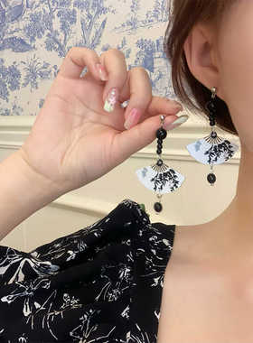 新中式黑色扇子流苏耳环2024新款爆款高级感耳钉古风配马面裙耳饰