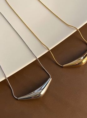 新款个性嘻哈小众百搭设计师款锁骨金色项链女潮酷辣妹饰品高级感