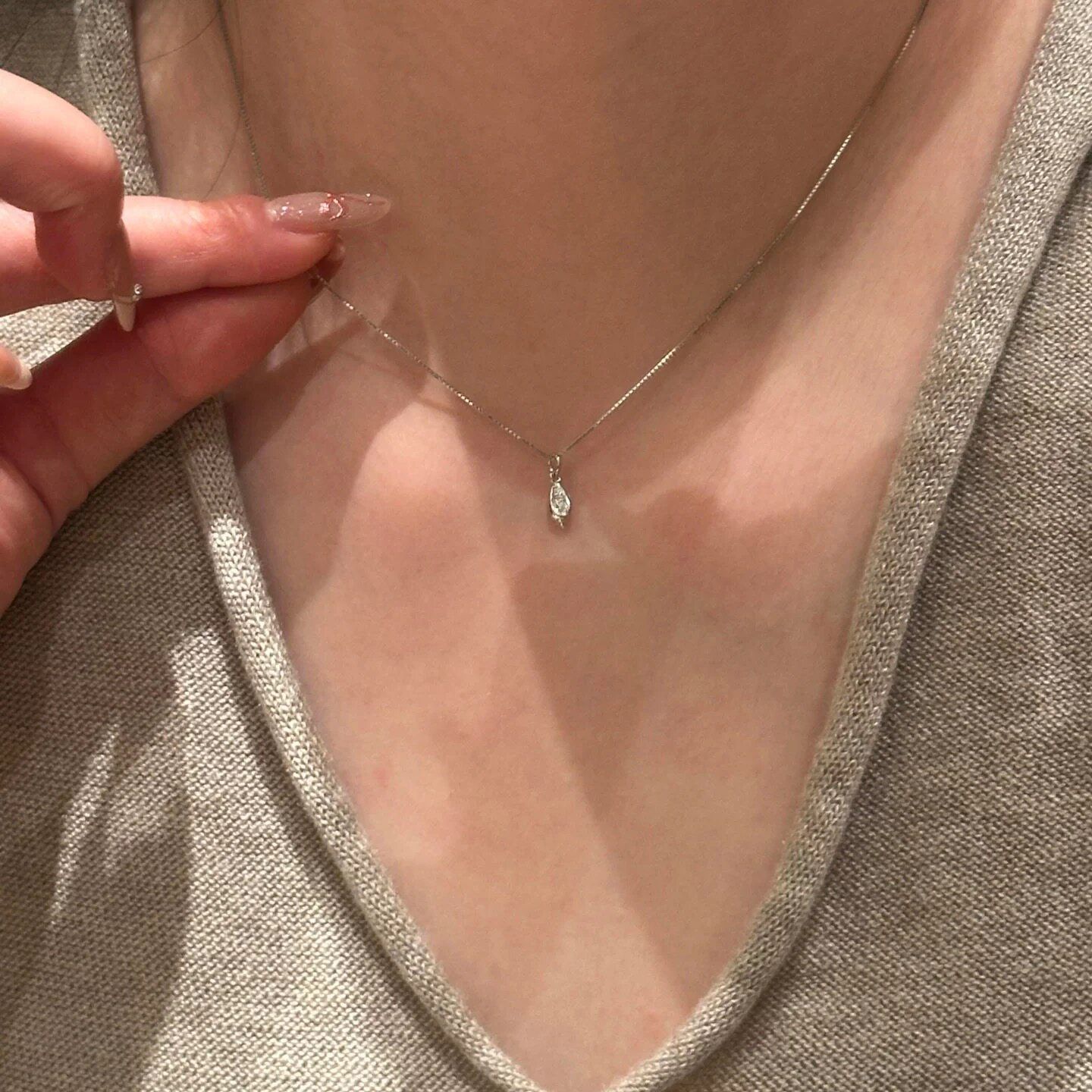 极简风气质精致水滴吊坠锁骨链简约百搭女生日常佩戴轻奢小众项链