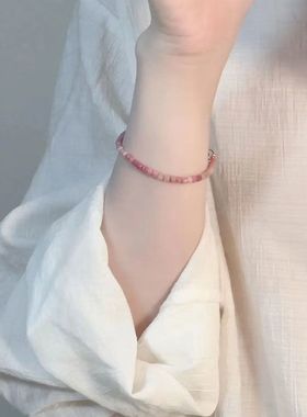 草莓小众设计手链女极细招桃花粉色串转运珠甜美显白时尚百搭手饰