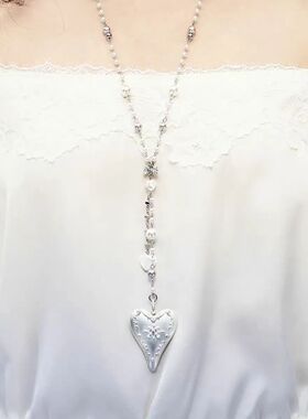 2025年新款银色爱心浮雕奶油蛋糕锆石珍珠长项链女小众设计毛衣链