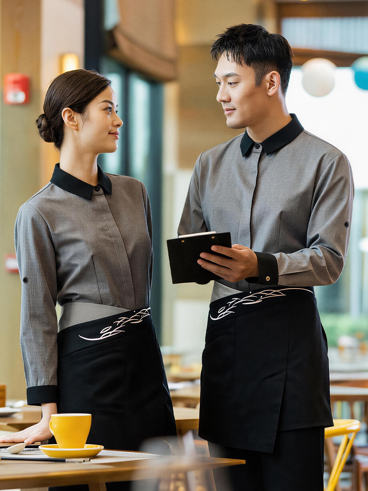 都市简约西餐厅服务员工作服长袖女咖啡烘焙蛋糕店工装秋冬可印制