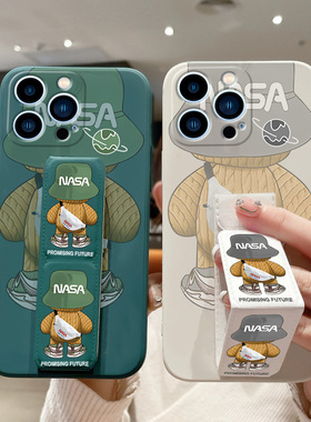 适用于苹果17ProMax手机壳新款16/15plus背包熊iPhone14防摔磁吸支架13Pro折叠腕带12/11个性潮牌X/8硅胶软套