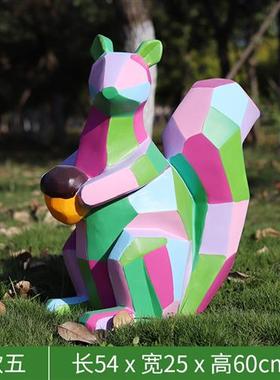 玻璃钢创意彩绘松鼠幼儿游乐园几何色块动物雕塑商场小区户外摆件