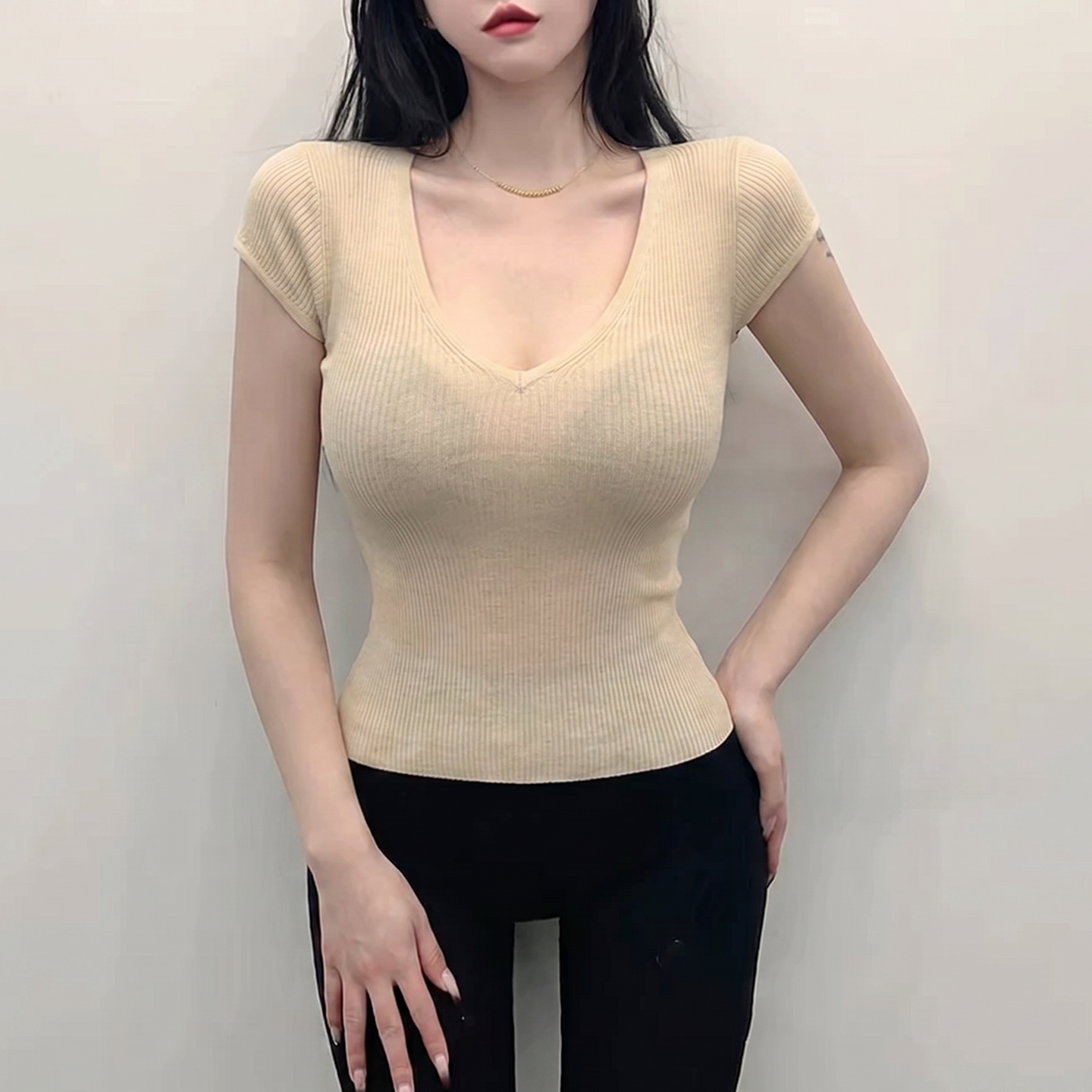 杏色v领针织短袖t恤女夏季薄款图片