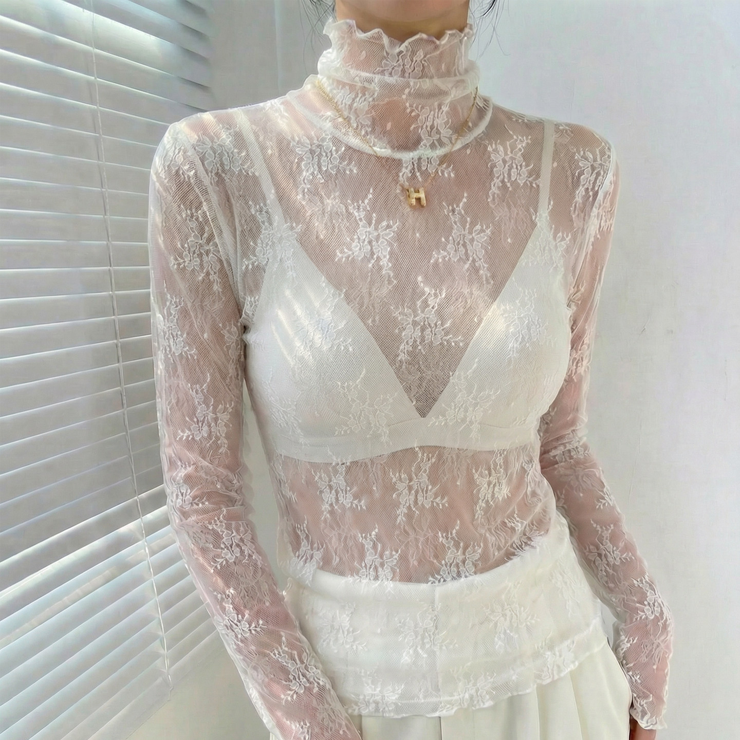 白色高领蕾丝打底衫2026新款女木耳边高端冬季内搭巨好看微透上衣