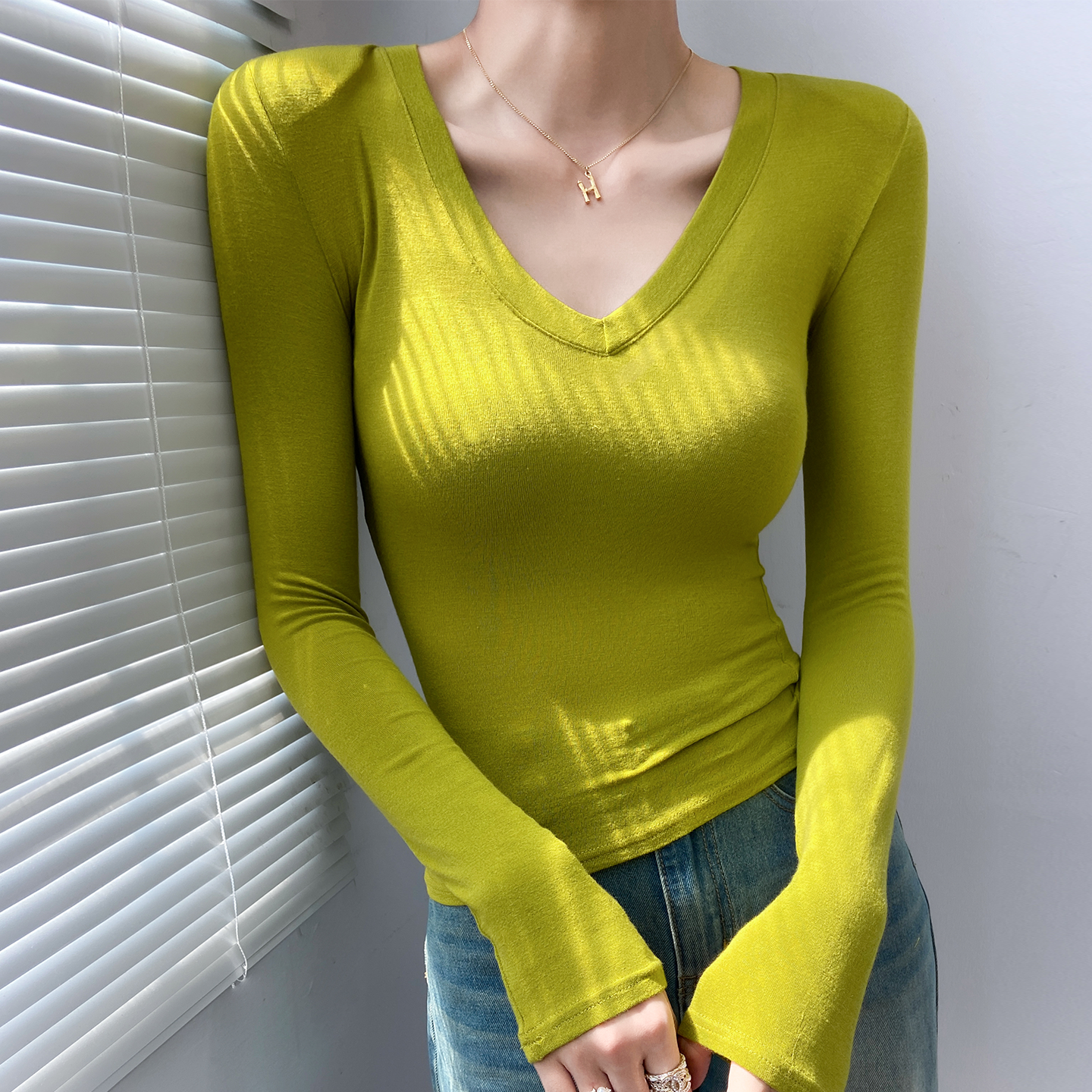 巨好看v领独特漂亮内搭打底衫女绿色洋气时尚紧身垫肩上衣高级感,女装/女士精品,T恤,淘宝优惠券,粉丝福利购,淘宝优惠卷