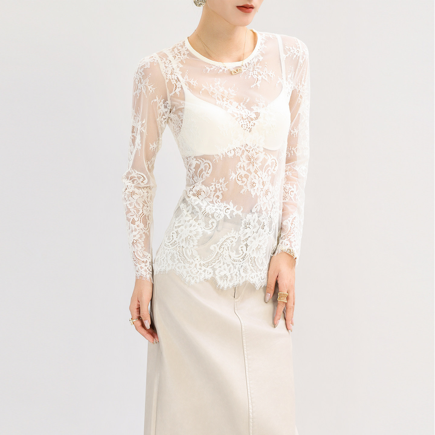 白色圆领蕾丝网纱打底衫女独特别致花边内搭宽松超好看透视上衣薄