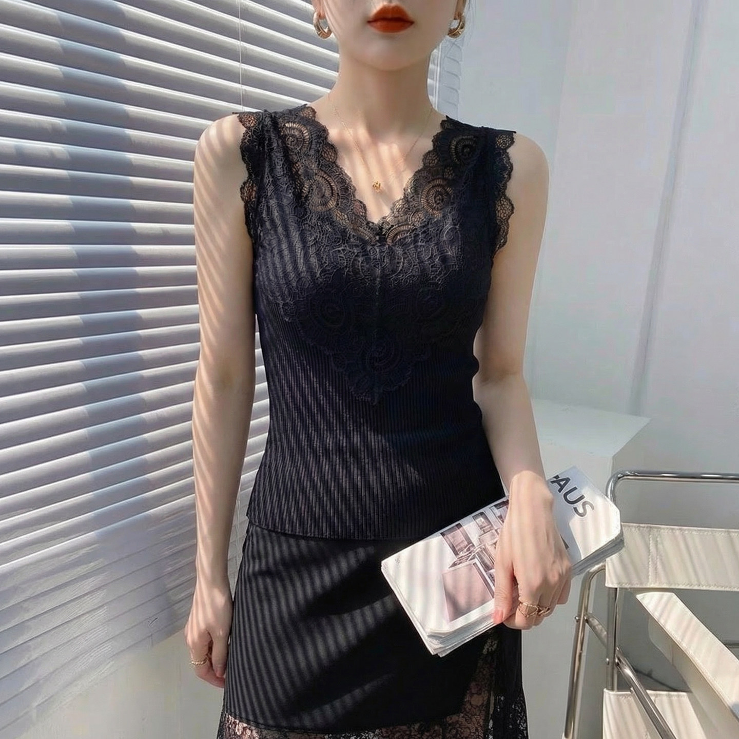 黑色v领蕾丝拼接背心女夏外穿图片