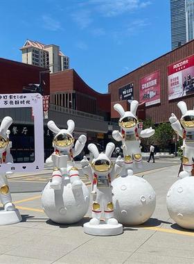 玻璃钢卡通太空兔子雕塑户外商场发光美陈景观网红打卡装饰大摆件