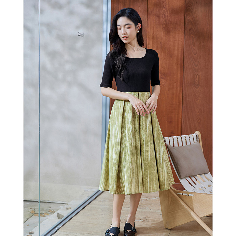 短袖洋装女2025新款夏季气质收腰圆领拼接针织衫设计感a字裙子