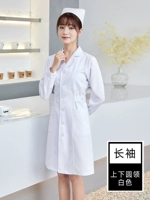 Держа белые длинные рукава вверх и вниз