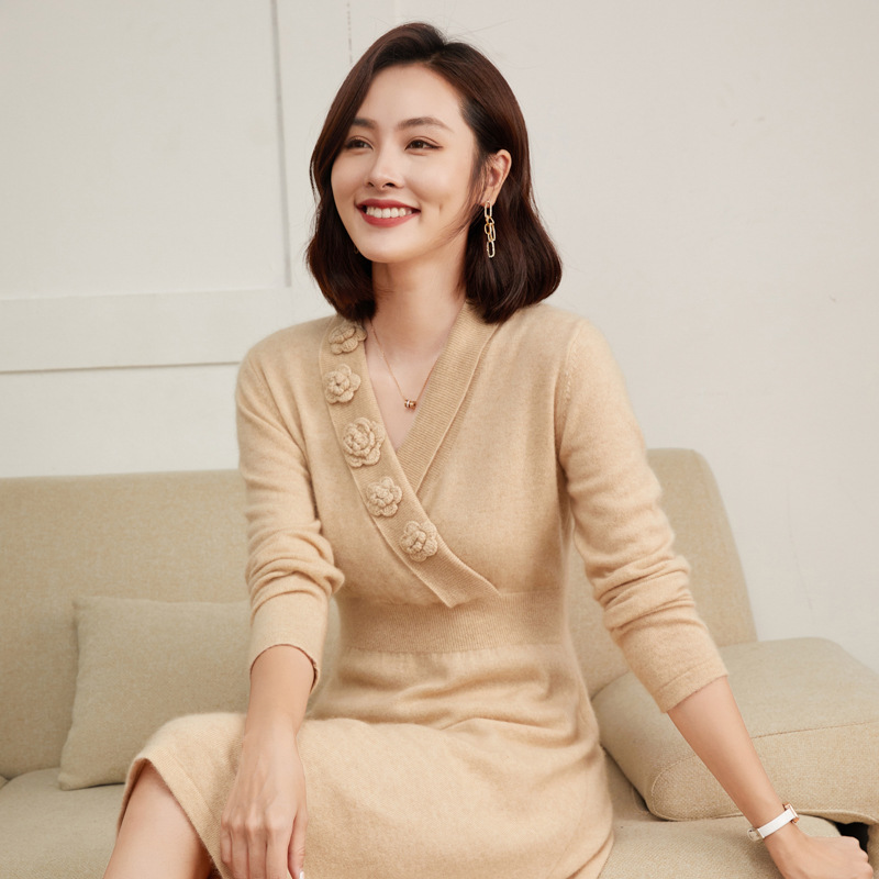甜美秋冬新款羊绒针织连衣裙女V领中长款修身显瘦羊毛打底毛衣裙