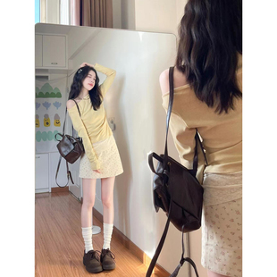 早秋甜辣妹一字落肩淡黄色上衣女设计感拼接长袖 T恤修身 打底套装