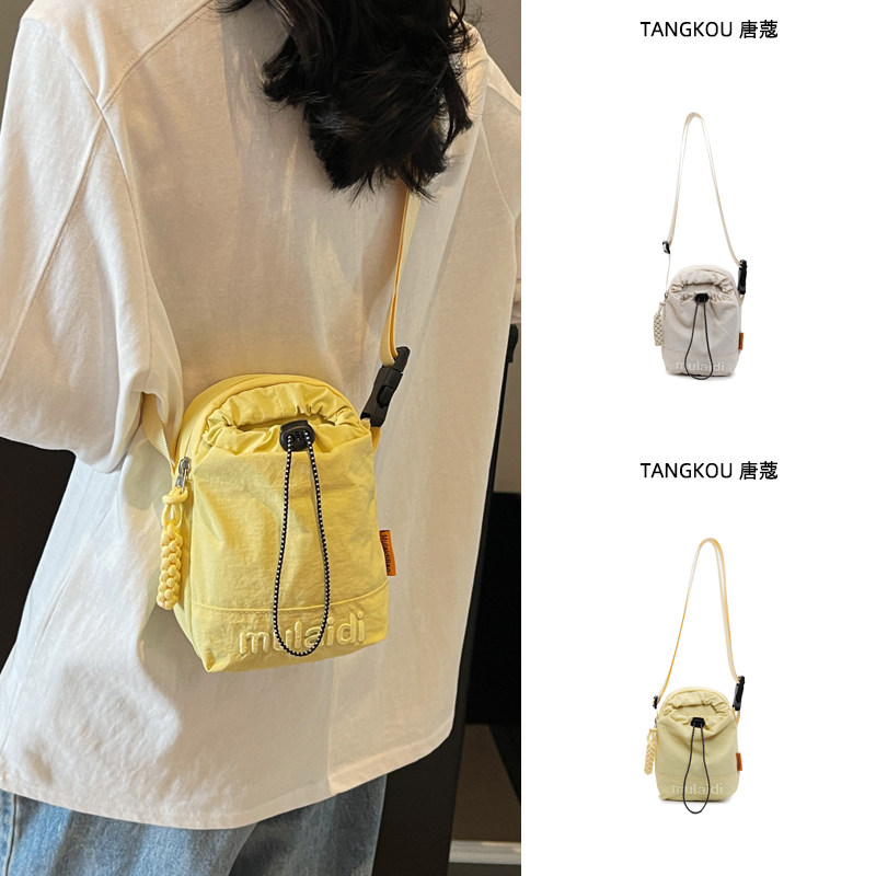 夏天手机包包女2026新款轻便散步斜挎包休闲百搭小挎包运动水壶包图片