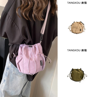 休闲水桶包女2025新款 旅游轻便斜挎小包尼龙帆布运动包外出手机包