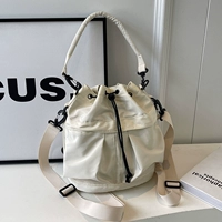 Бежевая сумка через плечо, надевается на плечо