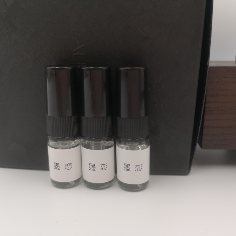 香水小样墨黑木质阵雨过后山林