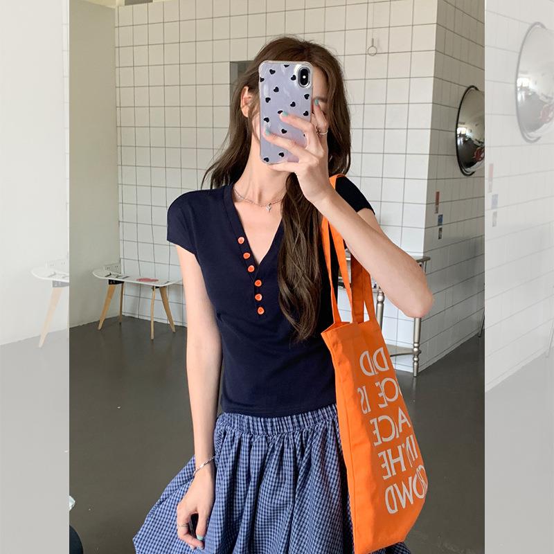 藏蓝色V领纽扣正肩设计感短袖t恤女2025夏季新款时尚减龄绝美上衣
