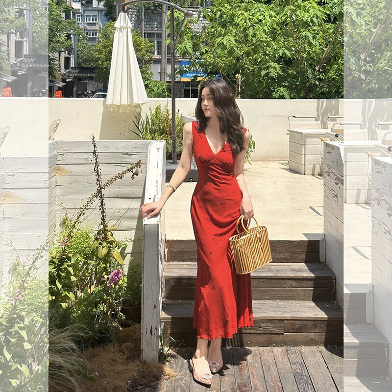 2026新款蔷薇红色v领吊带连衣裙女夏收腰包臀度假裙长款感优