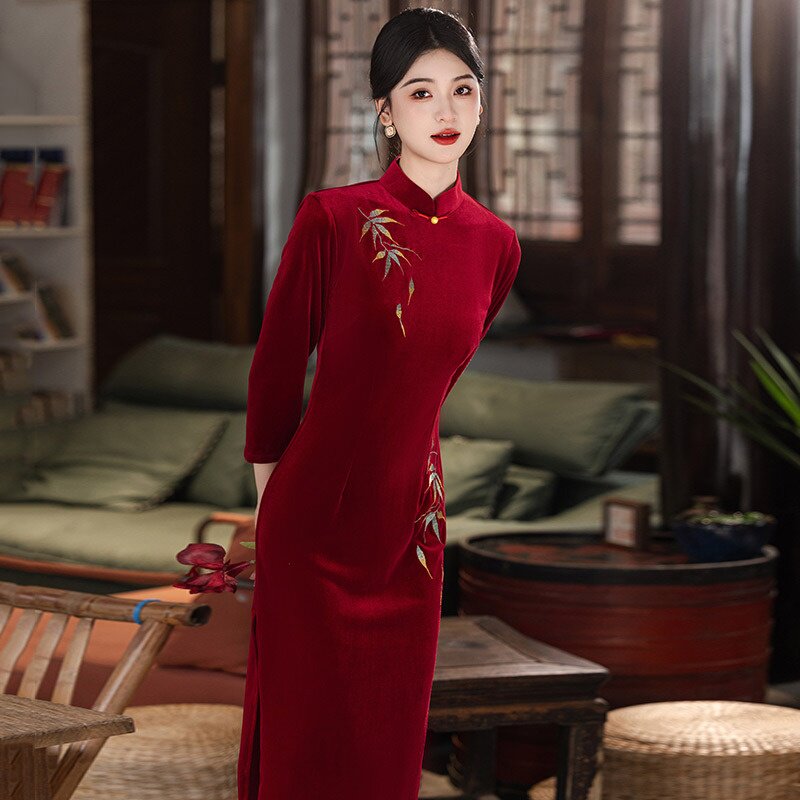 2026新款刺绣红色丝绒国风新中式长款秋季长袖旗袍改良年轻款女复