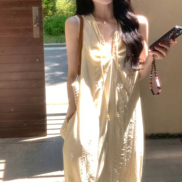 微皱肌理无袖V领抽绳连衣裙女
