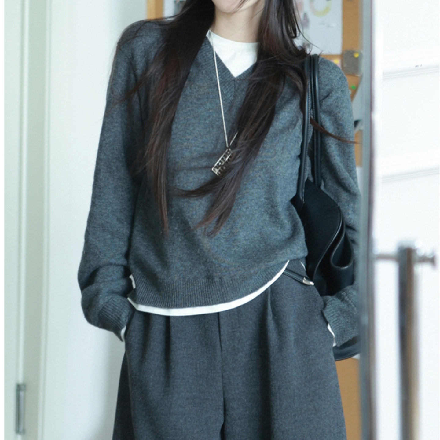 诗文羊毛撞色拼接V领假两件长袖针织衫女秋层次感宽松正肩上衣