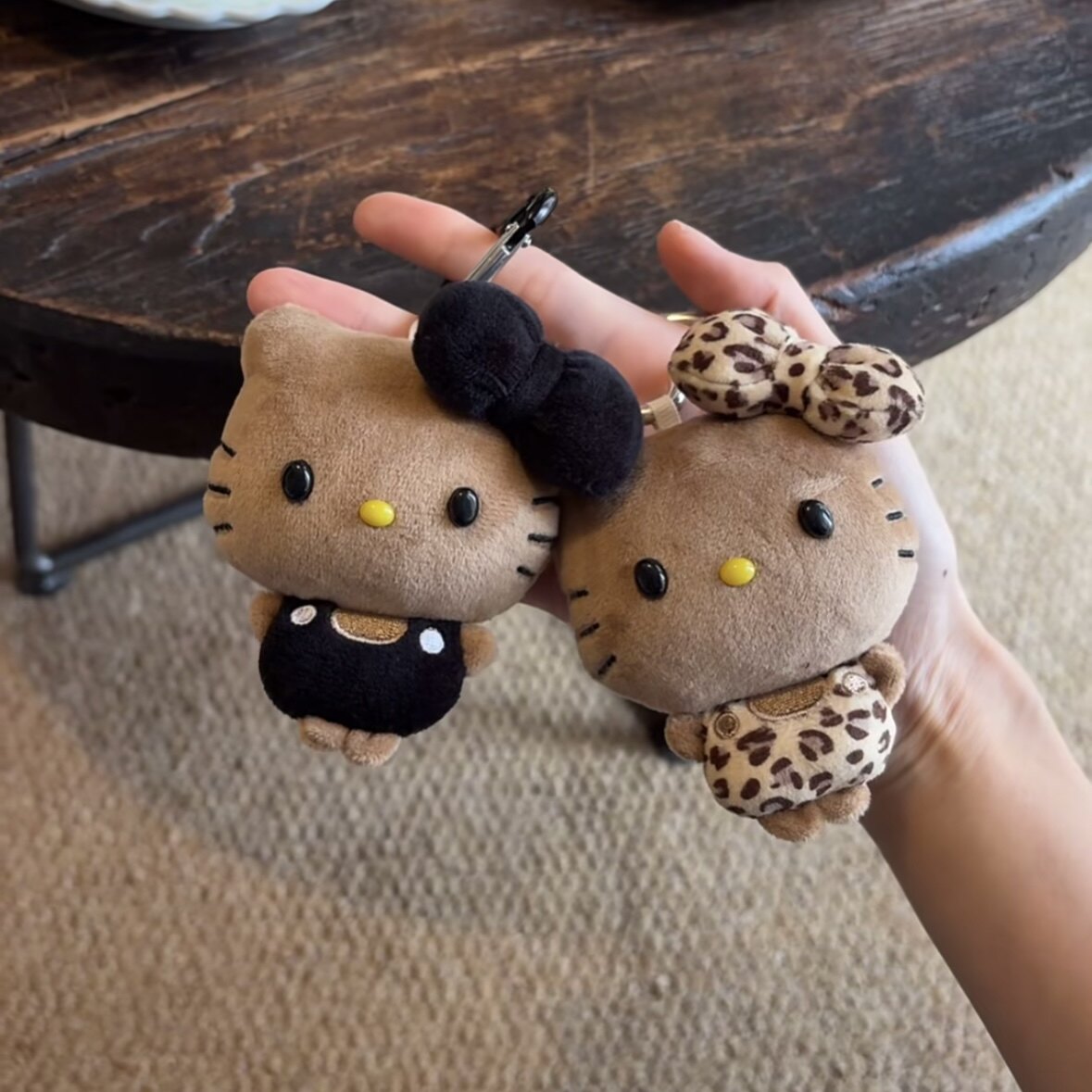 黑皮凯蒂猫豹纹hellokitty挂件包包可爱女生公仔书包挂饰小饰品图片