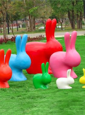 户外园林景观兔子雕塑抽象彩色玻璃钢兔子售楼部商场装饰大型摆件