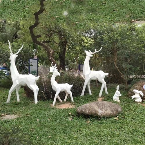 不锈钢几何鹿户外大型公园园林景区仿真动物摆件白色梅花鹿雕塑